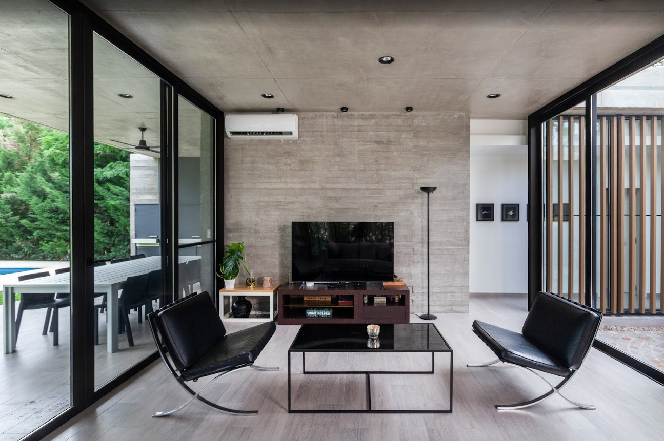 Interior moderno con ventanas de aluminio de piso a techo